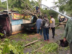 Dihantam Puting Beliung-Hujan Es, 18 Rumah di Cimahi Rusak