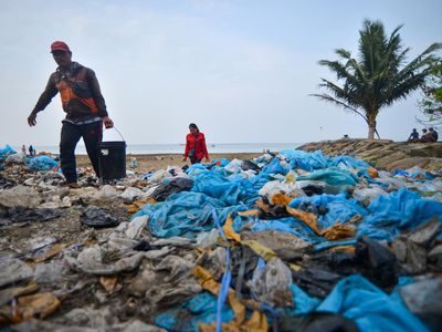 Duh, Sampah Plastik Kotori Pantai di Padang