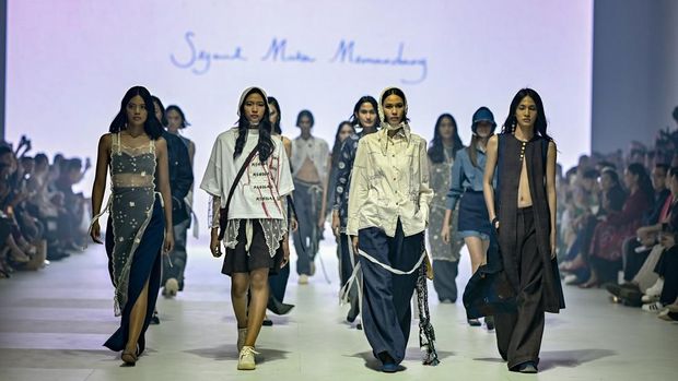 Dewi's Luxe Market menggandeng tiga jenama, Adrie Basuki, Tobatenun dan Sejauh Mata Memandang dalam pertunjukan bertajuk 'Kisah Kain' di Jakarta Fashion Week 2024 pada Selasa (24/10).