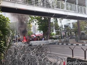 Demo di Patung Kuda, Massa Bakar Ban hingga Lempar Batu ke Petugas