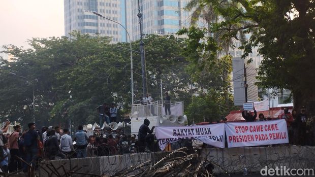 Sejumlah orang menggelar aksi demonstrasi di kawasan Patung Kuda, Jakarta Pusat. Demonstrasi diwarnai aksi pelemparan batu dan pembakaran ban oleh massa. (Brigitta Belia/detikcom)