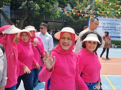 Iriana dan Ibu-ibu Kabinet Jokowi ke Surabaya: Bagi Sepeda-Balap Karung