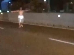 Seorang Pria Ngamuk Bawa Golok di Tol Tandes Surabaya