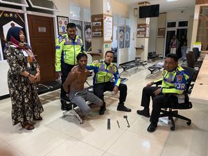Duduk Perkara Pria Ngamuk Acungkan Golok di Tol Tandes Surabaya Duduk Perkara Pria Ngamuk Acungkan Golok di Tol Tandes Surabaya