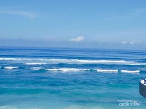Pantai Melasti: Tiket, Jam Buka, Lokasi, dan Pesona Pantai Pasir Putih