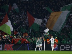 Mayoritas fans Celtic memang diisi kaum Republikan yang mendukung kemerdekaan Skotlandia dan Irlandia Utara dari Britania Raya, serta anti-monarki kerajaan Inggris. (Foto: Action Images via Reuters/JASON CAIRNDUFF)