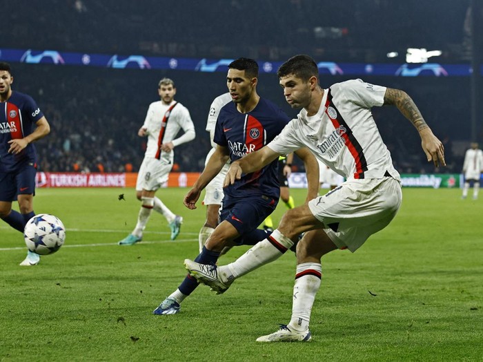 Soccer Football - Champions League - Group F - Paris St Germain v AC Milan - Parc des Princes, Paris, France - October 25, 2023 AC Milans Christian Pulisic in action with Paris St Germains Achraf Hakimi REUTERS/Gonzalo Fuentes