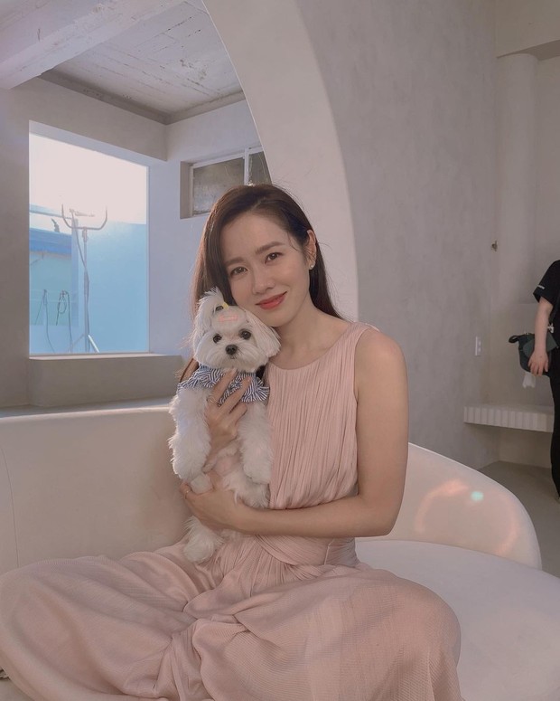Son Ye Jin berpose dengan anjingnya, Kitty, di tengah-tengah shooting/ Foto: Instagram @yejinhand)