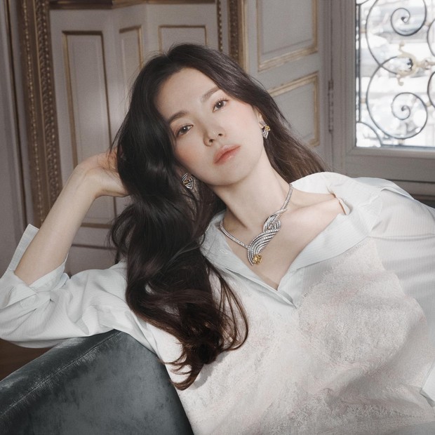 Song Hye Kyo sebagai brand ambassador Fendi dan Chaumet/ Foto: Instagram @kyo1122