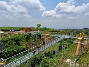 Jembatan Kaca Banyumas Pecah, Tebalnya 12 Milimeter Jembatan Kaca Banyumas Pecah, Tebalnya 12 Milimeter