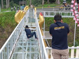 Wisata Berujung Celaka Saat Jembatan Kaca Limpakuwus Pecah Wisata Berujung Celaka Saat Jembatan Kaca Limpakuwus Pecah
