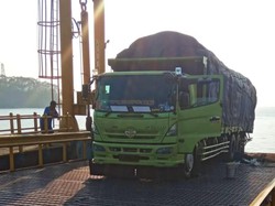 Bongkar Muat di Pelabuhan Padangbai Ngadat gegara Tronton Mogok