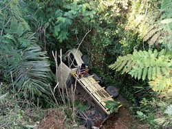 Gagal Nanjak, Truk Muatan Batu Terperosok ke Jurang di Tasikmalaya