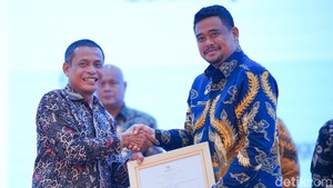 Tertinggi Tertibkan PSU di Sumut, Bobby Diganjar Penghargaan KPK