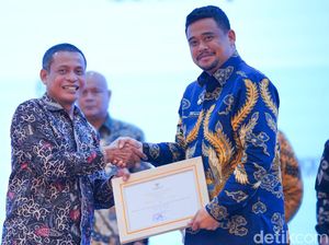 Tertinggi Tertibkan PSU di Sumut, Bobby Diganjar Penghargaan KPK