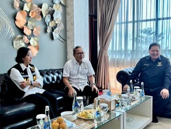 Zulhas-Airlangga Tinjau & Musnahkan Barang Impor Ilegal Rp 50 M