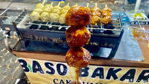 Ada Bakso Bakar sampai Mie Pedas Nendang di Alun-alun Bekasi