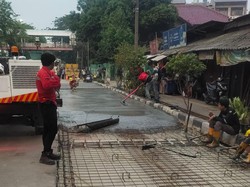 Pagi-pagi di Jam Berangkat Kerja, Jalan Depan Terminal Kalideres Dicor