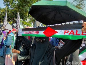 Teriakan Bela Palestina Menggema di Surabaya