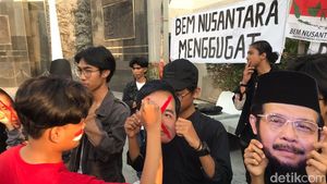 Potret Demo Mahasiswa Jogja Coret Foto Gibran-Anwar Usman