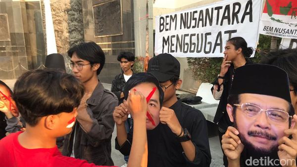 Potret Demo Mahasiswa Jogja Coret Foto Gibran-Anwar Usman