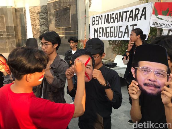 Potret Demo Mahasiswa Jogja Coret Foto Gibran-Anwar Usman