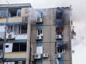 Apartemen di Tel Aviv Terbakar Terkena Roket Hamas