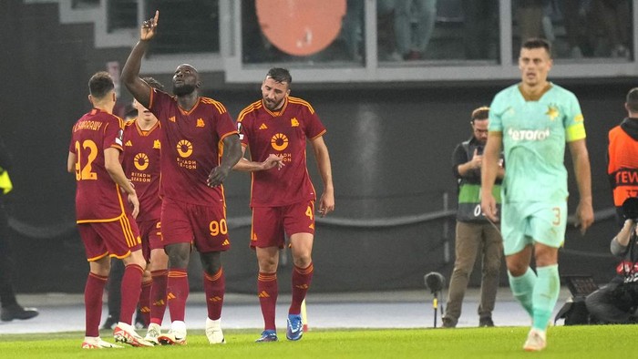 Romas Romelu Lukaku, second from left, celebrates after scoring his sides 2nd goal during the Europa League group G soccer match between Roma and Slavia Praha at Romes Olympic stadium, Thursday, Oct. 26, 2023. (AP Photo/Alessandra Tarantino)