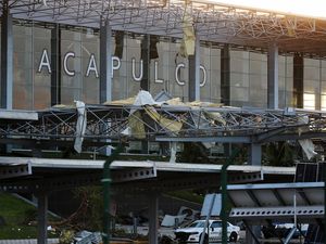 Bandara Internasional Acapulco Rusak Diterjang Badai Otis