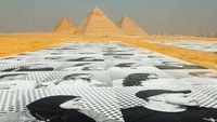 Belasan Karya Seni Kontemporer Hiasi Piramida Giza