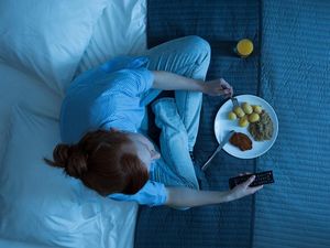 Sering Makan di Atas Jam 9 Malam Bisa Picu Risiko Stroke, Begini Temuan Riset Sering Makan di Atas Jam 9 Malam Bisa Picu Risiko Stroke, Begini Temuan Riset
