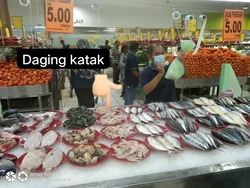 Heboh! Muslim Protes Daging Katak Dipajang Sebelah Ikan di Supermarket