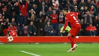 Bola tendangan Darwin Nunez membentur tiang gawang saat Liverpool menjamu Toulouse FC di Liga Europa. (Foto: REUTERS/MOLLY DARLINGTON)