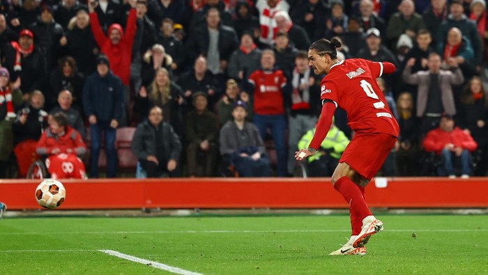 Soccer Football - Europa League - Group E - Liverpool v Toulouse - Anfield, Liverpool, Britain - October 26, 2023  Liverpool's Darwin Nunez hits the post before Liverpool's Ryan Gravenberch scores their fourth goal REUTERS/Molly Darlington