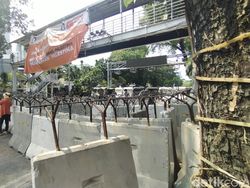 Demo Buruh di Patung Kuda Tuntut UMP Naik, Jalan Medan Merdeka Barat Ditutup