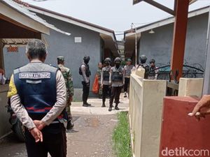 Ditangkap Densus 88, Penghuni Kontrakan di Ciomas Kerja Tukang Jahit di Jaktim Ditangkap Densus 88, Penghuni Kontrakan di Ciomas Kerja Tukang Jahit di Jaktim