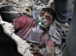 Detik-detik Evakuasi Warga Gaza dari Bangunan Ambruk