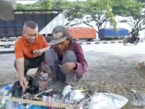 Enuh sang Alumni ITB yang Viral karena Menggelandang Enuh sang Alumni ITB yang Viral karena Menggelandang
