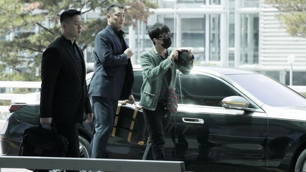INCHEON, SOUTH KOREA - MAY 08: G-Dragon of South Korean boy band Bigbang is seen on departure at Incheon International Airport on May 08, 2023 in Incheon, South Korea. (Photo by Han Myung-Gu/WireImage)