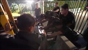 Momen Pontjo Sutowo Buka Beton Penghalang Menuju Hotel Sultan di Gate 2 GBK