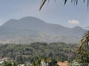 Kemegahan Gunung Tampomas Sumedang dari Jalur Pendakian Cibeureum Kemegahan Gunung Tampomas Sumedang dari Jalur Pendakian Cibeureum