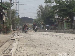 Jalan Cor di Jombang yang Masih Basah Ambyar Diterobos Pengguna Jalan