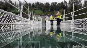 Menengok Jembatan Kaca Bromo yang Akan Segara Diresmikan
