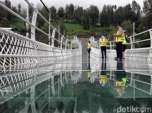 Menengok Jembatan Kaca Bromo yang Akan Segara Diresmikan
