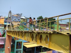 Jembatan Kaca Kampung Warna-warni Retak, Warga Kritik Pemkot Malang Lamban