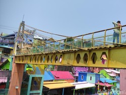 Selama Ini, Perawatan Jembatan Kaca Kampung Warna-warni Ditanggung Warga