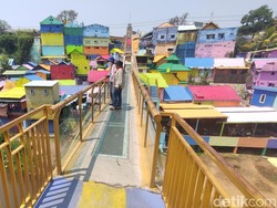 Jembatan Kaca Kampung Warna-warni Retak, Biaya Perawatan Ditanggung Warga