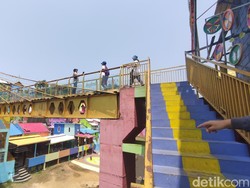 Jembatan Kaca Kampung Warna-warni Malang yang Retak Resmi Ditutup Sementara