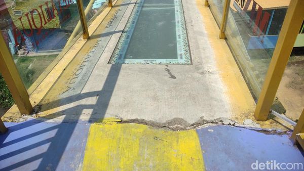 Penampakan Jembatan Kaca  Kampung Warna-warni Malang Retak
