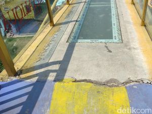 Penampakan Jembatan Kaca Kampung Warna-warni Malang Retak Penampakan Jembatan Kaca Kampung Warna-warni Malang Retak